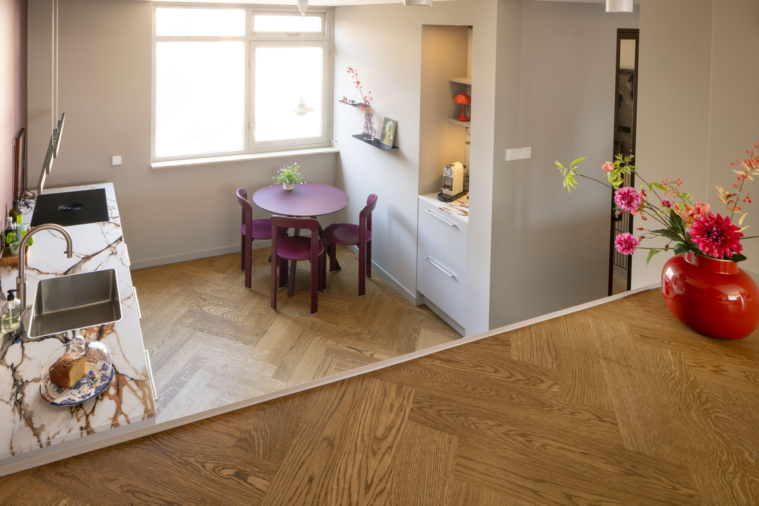 eiken duoplank in visgraatpatroon in woonkamer en keuken in split level woning